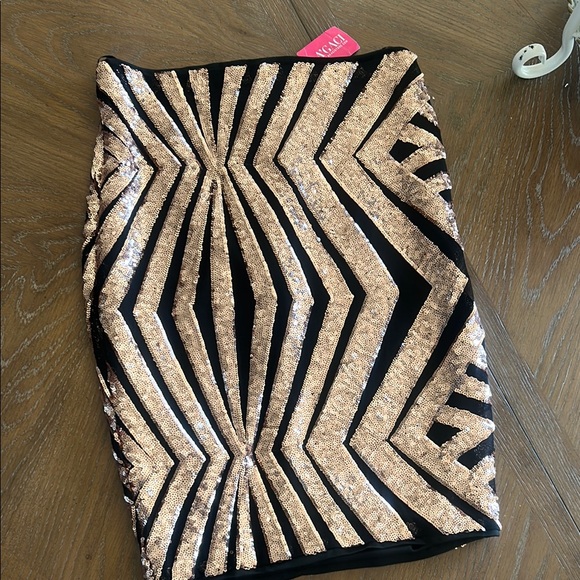 A'gaci Black and Gold Sequin Pencil Skirt - Picture 2 of 5